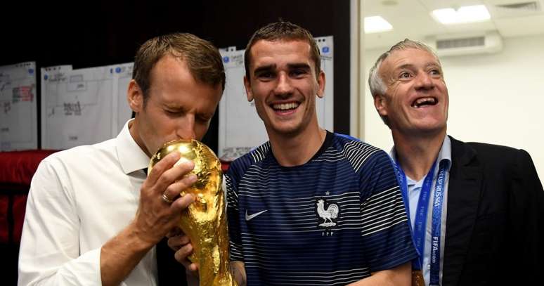 Macron beija o troféu da Copa do Mundo em mais uma imagem marcante da conquista (Foto: Divulgação/Fifa)