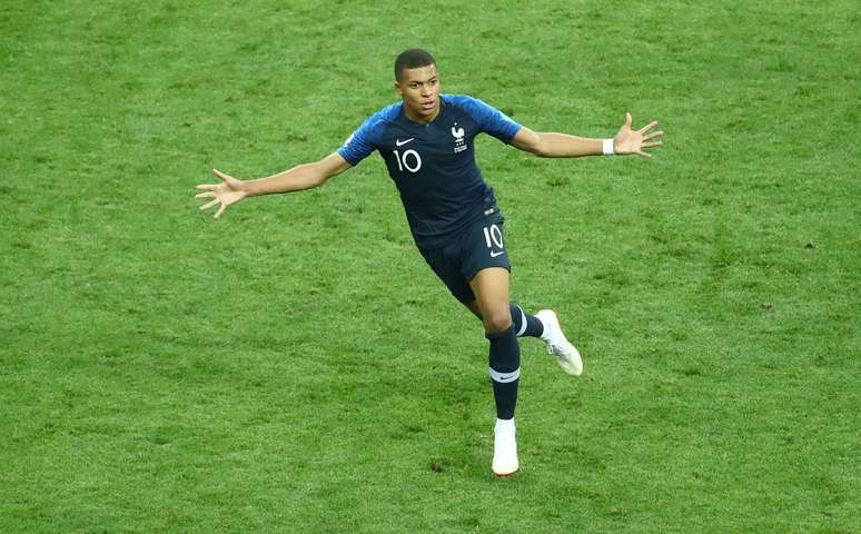 Mbappé marca o quarto gol da França e comemora