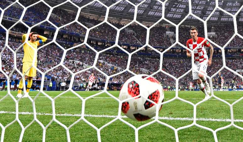 Lloris lamenta a lambança que resultou no segundo gol da Croácia enquanto Mandzukic corre para repor a bola em jogo