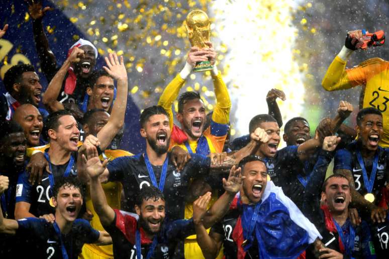 Franceses erguem a taça da Copa do Mundo