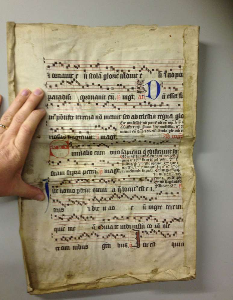 Velhos manuscritos católicos como este eram usados para fazer capas de livros