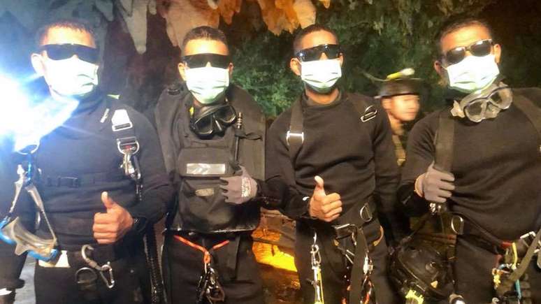 Os quatro últimos socorristas da Marinha a deixar a caverna celebraram o fim da missão