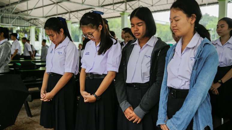 Estudantes tailandeses oraram pelo sucesso da operação