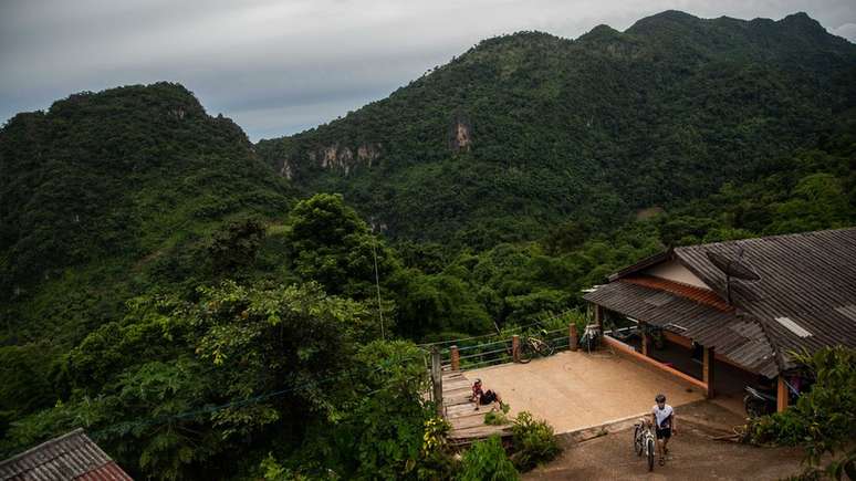 Vista da montanha onde os meninos ficaram presos em Chiang Rai