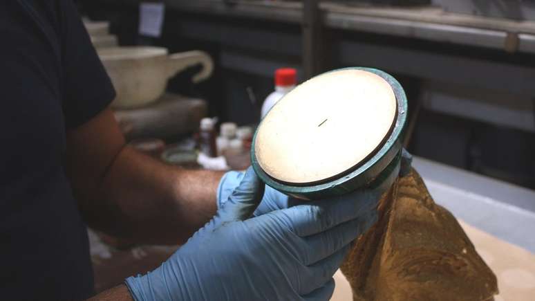 Nomes dos campe&otilde;es s&atilde;o gravados no disco da base da ta&ccedil;a