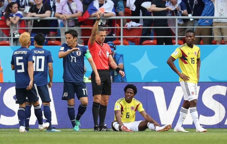 Colombiano Carlos Sanchez é expulso no jogo contra o Japão após colocar a mão na bola