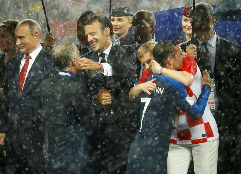 Kolinda abraça o atacante francês Griezmann, que foi eleito o melhor jogador da partida final da Copa 