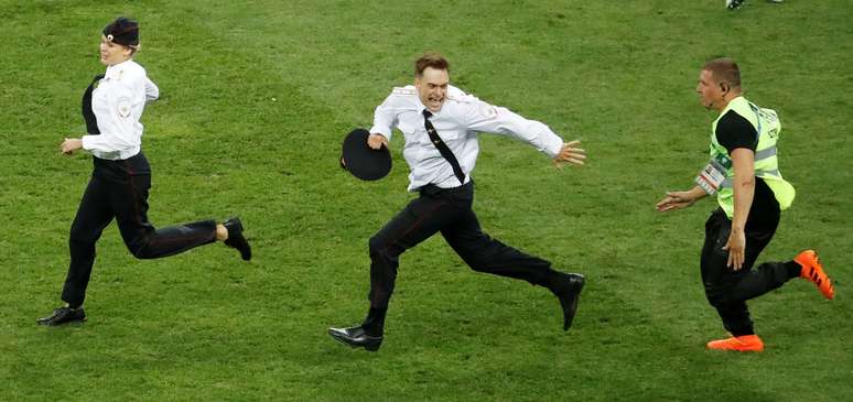 Cena da invasão de campo durante a final da Copa do Mundo