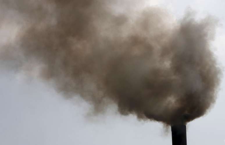 Chaminé de fábrica de papel no Vietnã  29/10/2015 REUTERS