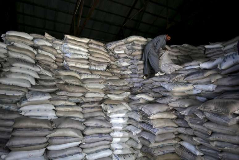 Trabalhador arruma sacas de açúcar em armazém 
04/08/2015
REUTERS/Danish Ismail