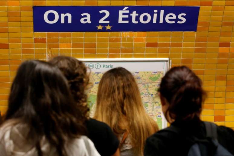 Passageiros observam mapa de metr&ocirc; na esta&ccedil;&atilde;o "Charles de Gaulle - &Eacute;toile", rebatizada "On a 2 &Eacute;toiles", em Paris, na Fran&ccedil;a 16/07/2018 REUTERS/Jean-Paul Pelissier 
