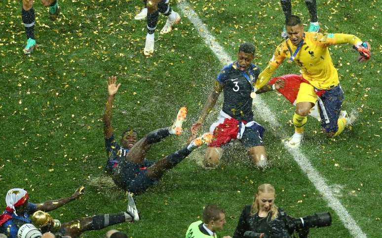 Jogadores franceses comemoram título da Copa do Mundo REUTERS/Michael Dalder