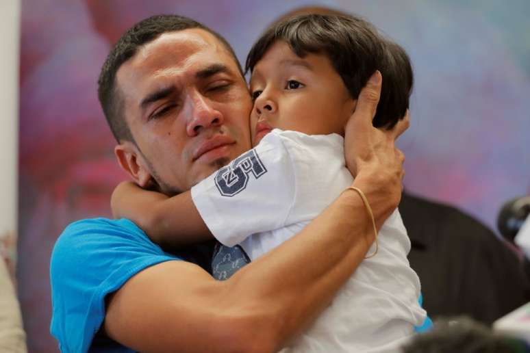 Javier,  de Honduras, abraça seu filho William, de 4 anos, após serem reunidos depois de 55 dias separados na sequência de sua detenção na fronteira do México com os EUA
11/07/2018
REUTERS/Lucas Jackson