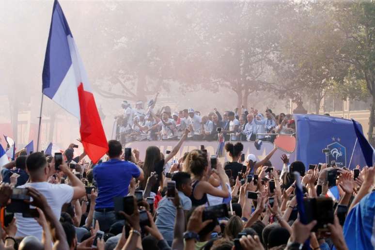 Jogadores da sele&ccedil;&atilde;o da Fran&ccedil;a durante parada em Paris
16/07/2018 REUTERS/Jean-Paul Pelissier