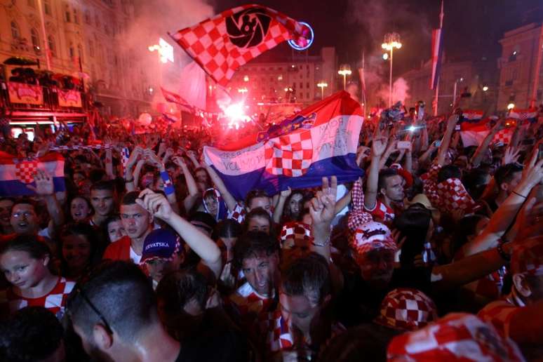 Torcida da Cro&aacute;cia comemora na volta do time ap&oacute;s vice-mundial
 16/7/2018     REUTERS/Antonio Bronic 