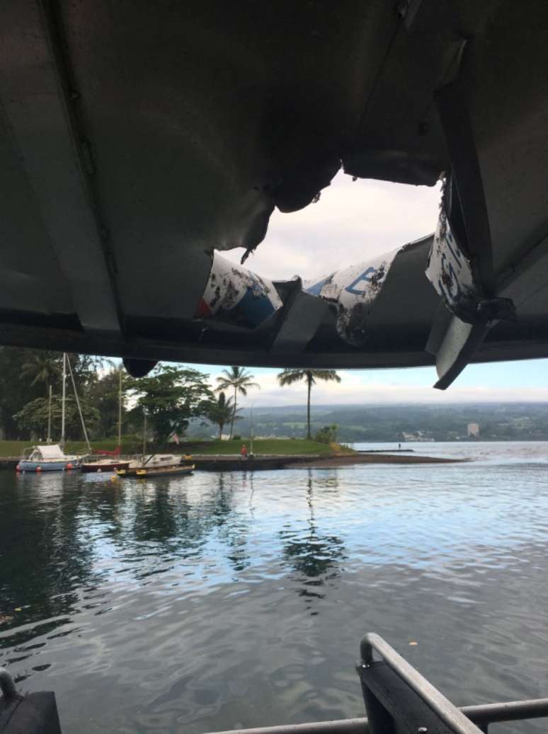 Buraco no teto de barco de passeio no Havaí depois que embarcação foi atingida por lava vulcânica
16/07/2018 Departamento de Terra e Recursos Naturais do Havaí/Divulgação via REUTERS
