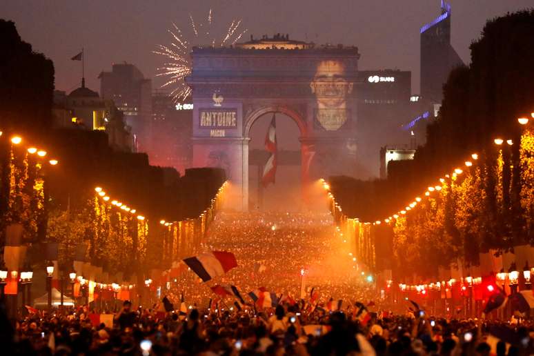Imagens de Paris, na Champs-Élysées, durante comemoração do bicampeonato francês em Copas do Mundo
