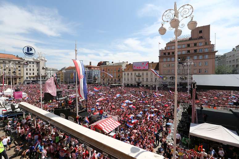 Torcedores aguardam a chegada dos jogadores croatas em Zagreb