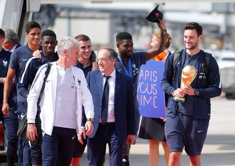 O capitão Hugo Lloris carrega a taça do mundo, já em solo francês