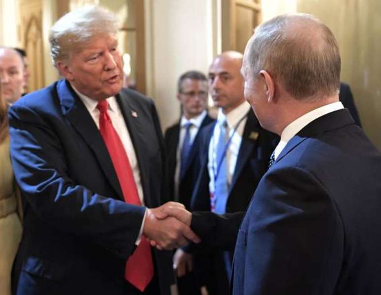 Donald Trump cumprimenta Vladimir Putin em Helsinque