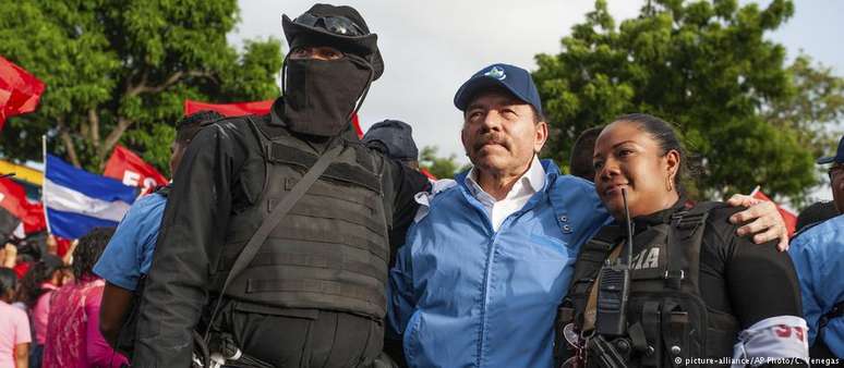 O presidente da Nicarágua, Daniel Ortega, posa para fotografias com policiais em visita a Masaya, na sexta-feira