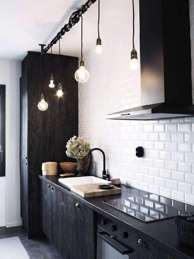 8. Os azulejos para cozinha em tons claros pode ajudar a deixar o local mais iluminado.