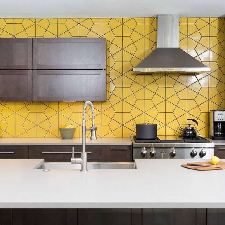5. O azulejo para cozinha em tom amarelo deixa o ambiente mais iluminado e aconchegante.