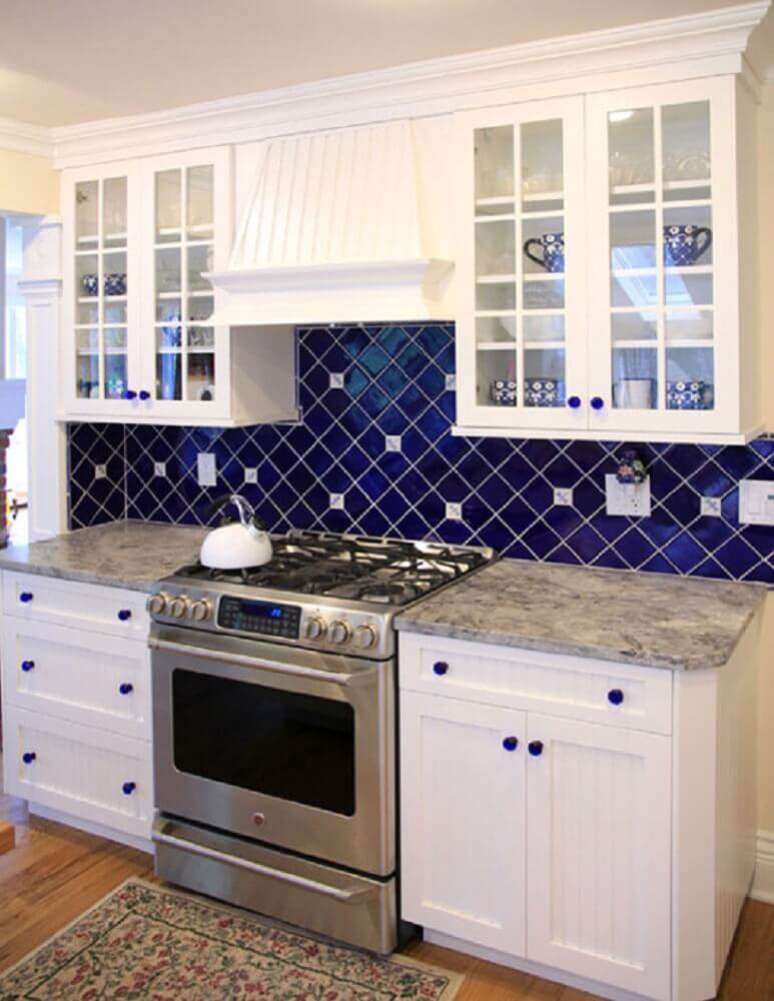 19. Bonita cozinha decorada com azulejo azul.