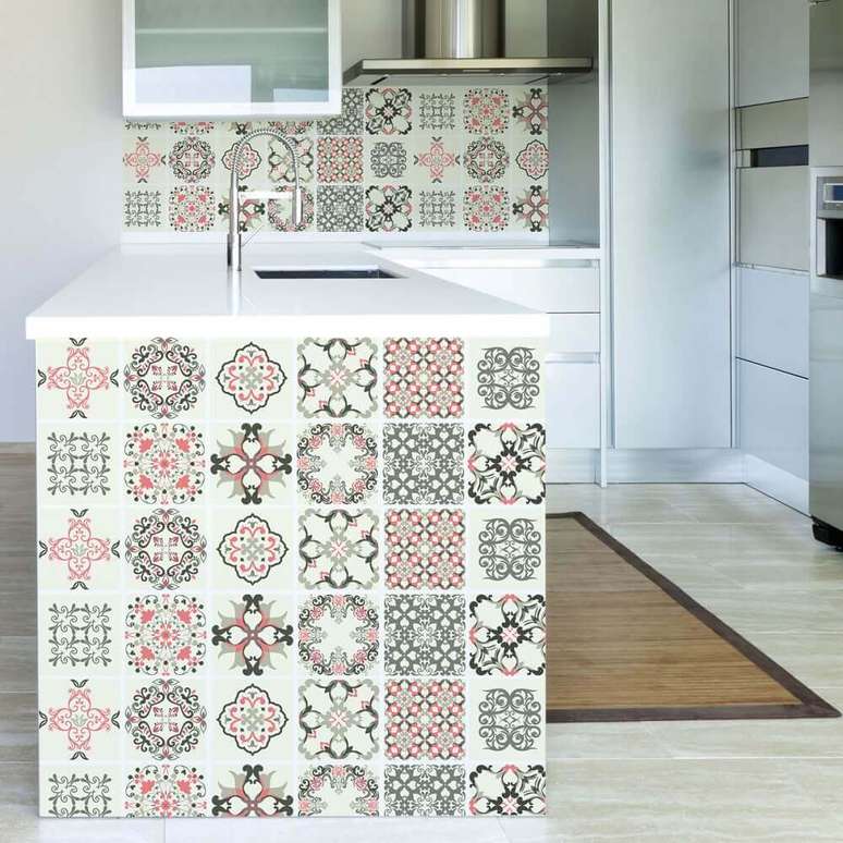 9. Em uma cozinha toda branca o azulejo para cozinha com desenhos ajuda a dar um toque de personalidade ao ambiente
