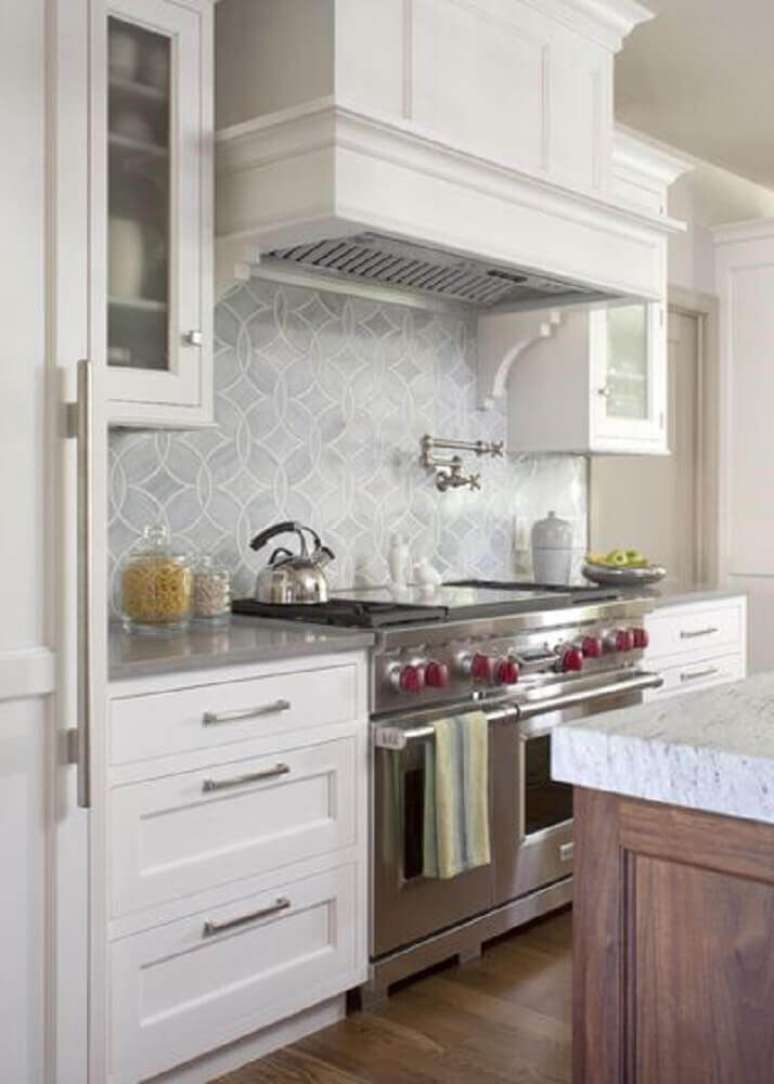 11. Se você quer mudar a sua cozinha mas ainda deixar ela como um ambiente clean, opte por azulejos em tons bem claros e com desenhos discretos