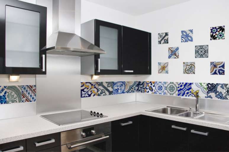 35- Azulejo para cozinha pequena e moderna.