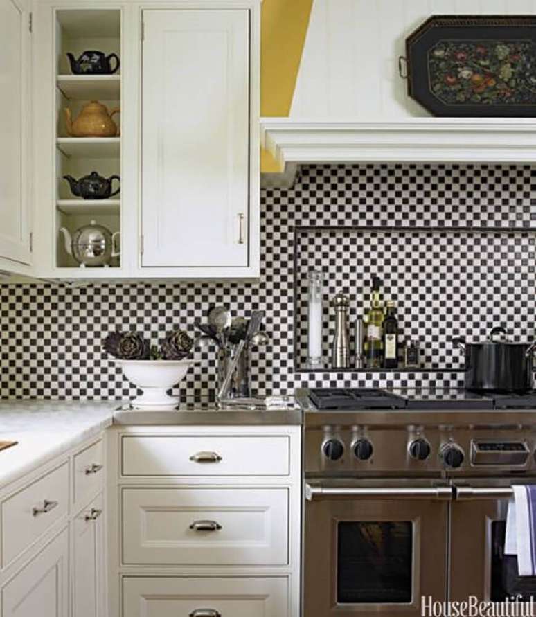 23. Muito charme a cozinha decorada com azulejo para cozinha em preto e branco