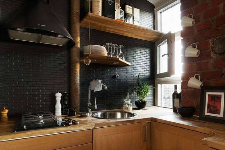 7. O azulejo para cozinha em tom escuro pode criar um ambiente moderno e aconchegante.