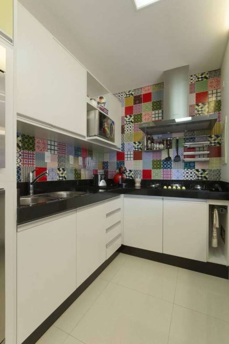 2. Cozinha decorada com móveis modernos e azulejo tradicional.
