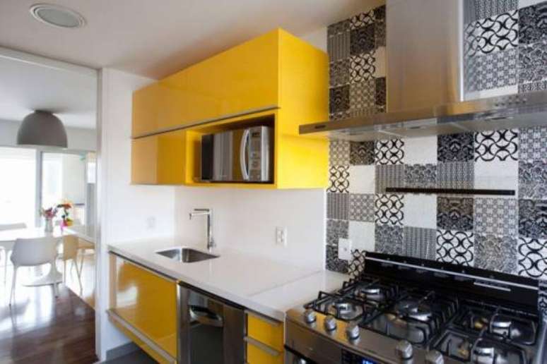 4. O azulejo para cozinha com cor neutra harmoniza a decoração com cores fortes.