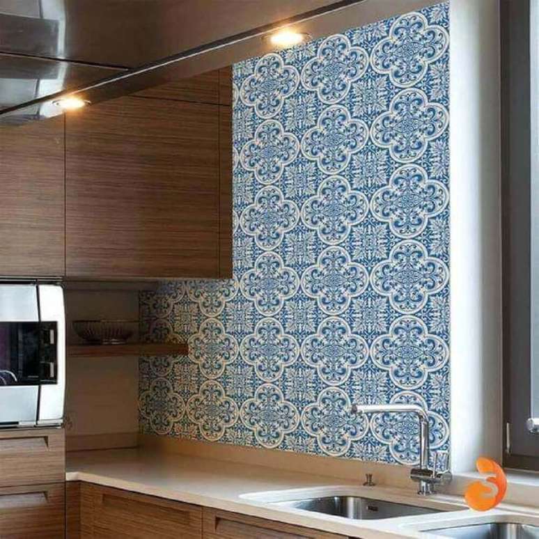 17. O azulejo para cozinha tipo português faz o ambiente ficar mais aconchegante.