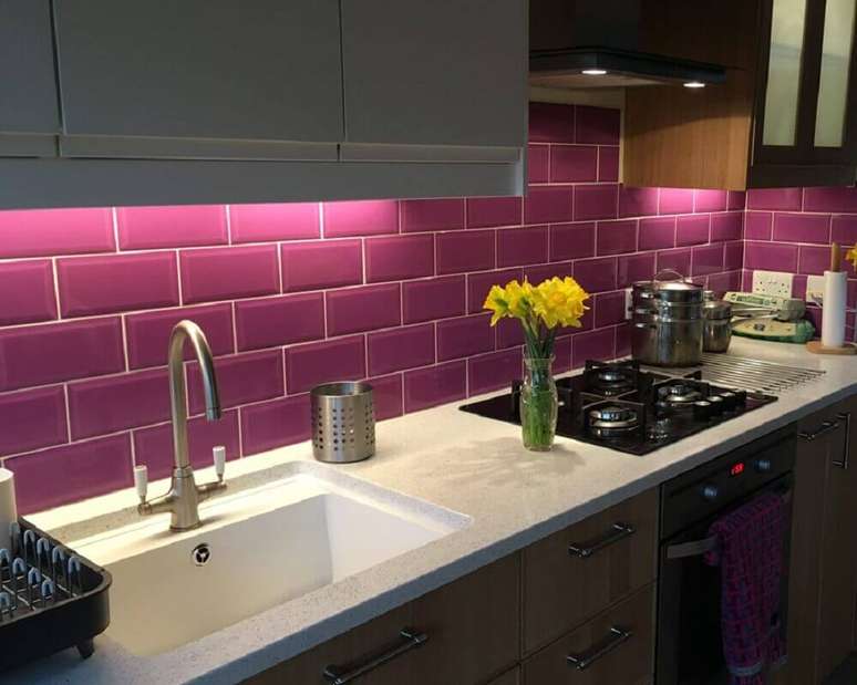 28. O azulejo para cozinha pode ser uma ótima forma de acrescentar mais cor ao ambiente.