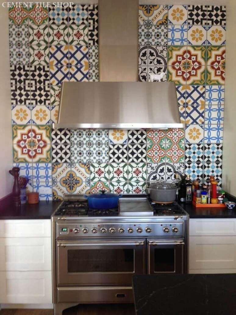 24. Os azulejos decorativos são uma opção de decoração muito bonita para a sua cozinha