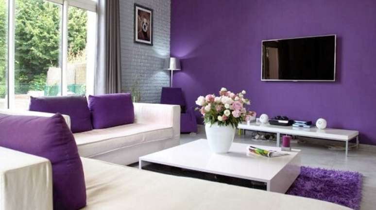 13- Cores para sala em tom roxo harmonizam perfeitamente com as almofadas.