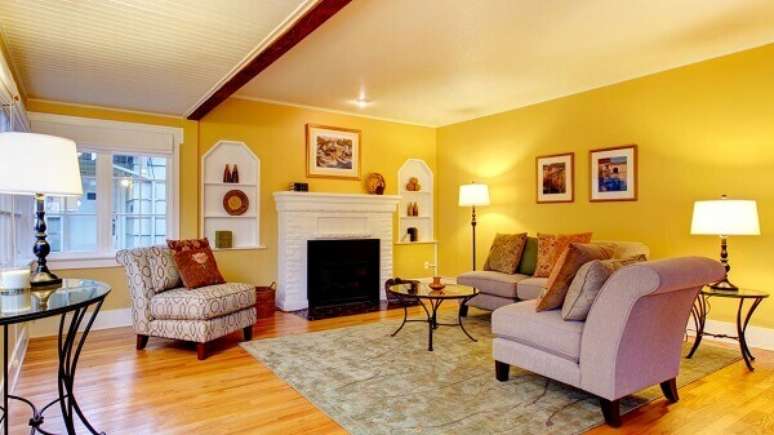 50 – Cores para sala de estar grande na cor amarela.