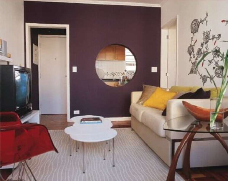 48 – As cores para sala em tons escuros podem ser utilizados em paredes maiores em cômodos retangulares.