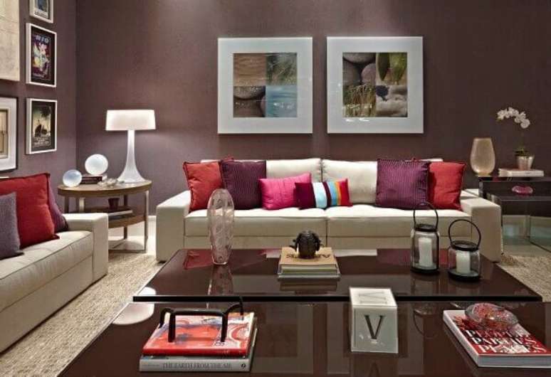 47 –  As cores para sala pequena em marrom tornam a decoração mais  aconchegante.