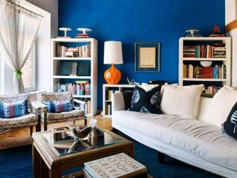 44- Sala de estar pequena na cor azul.