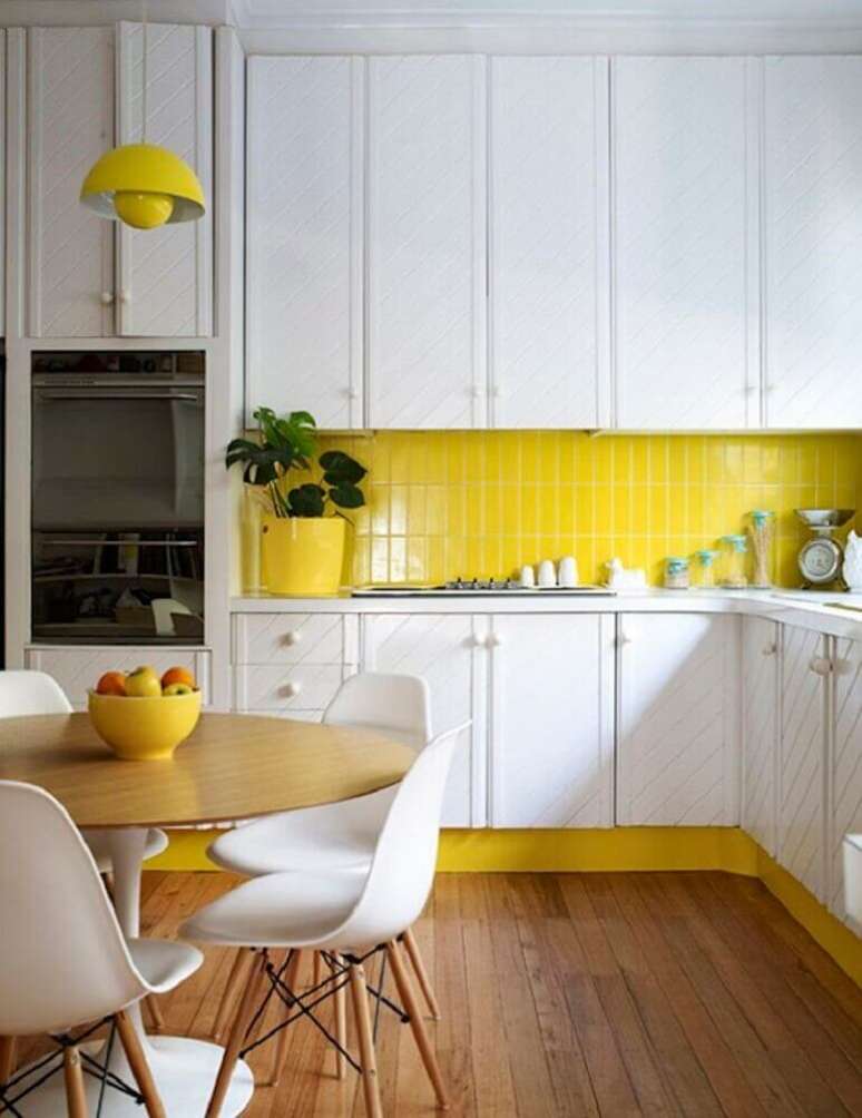 16. O azulejo para cozinha em tom de amarelo faz o ambiente ficar mais iluminado.