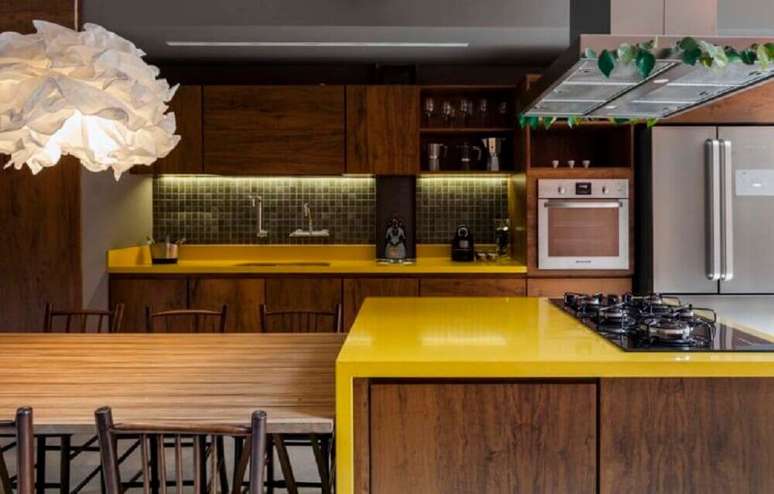11. Cozinha decorada em tons de amarelo e madeira com nichos decorativos para cozinha
