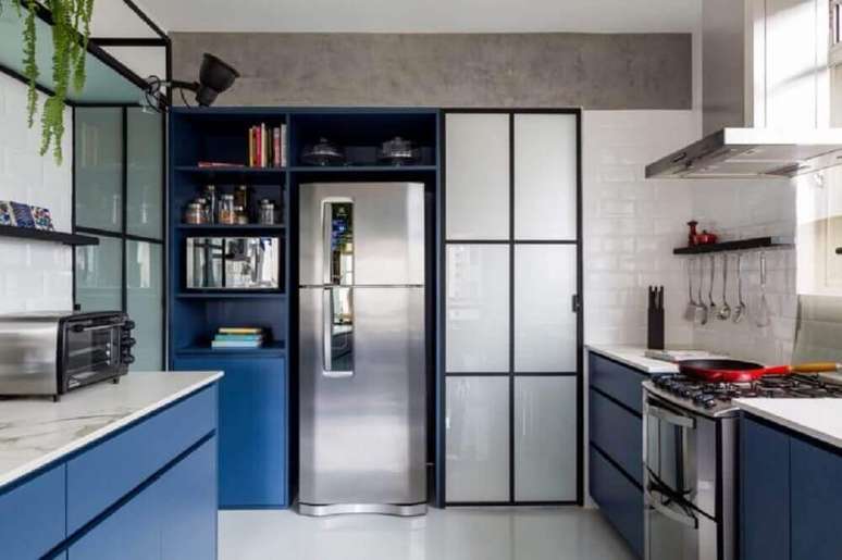 12. Em uma cozinha planejada é válido investir em nichos para cozinha pequena que sejam embutidos, assim você consegue otimizar o espaço compacto