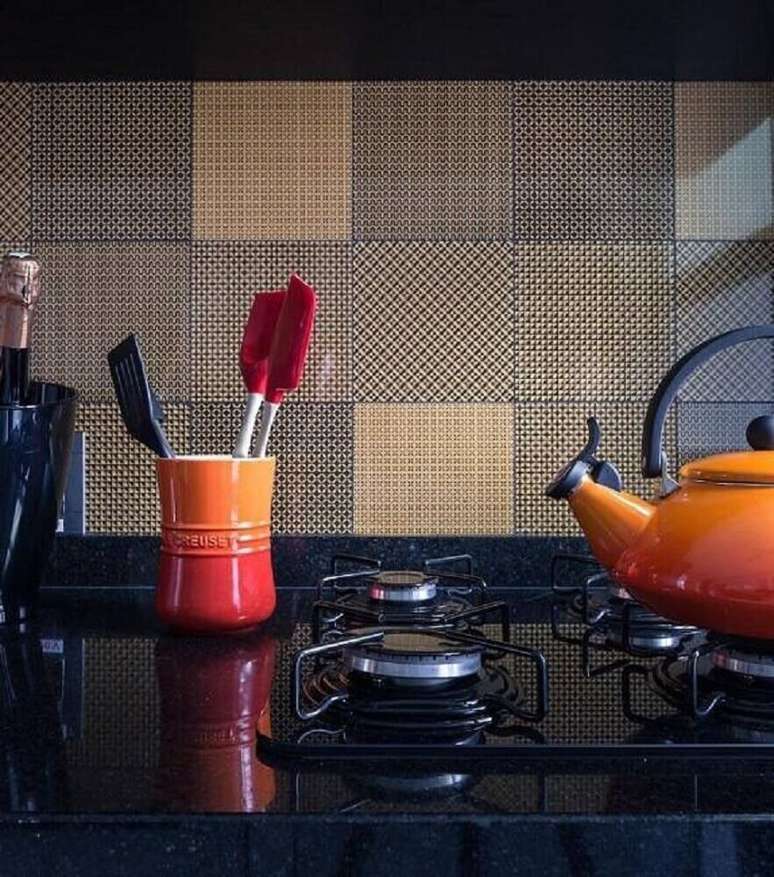 33. Decoração de cozinha retrô com azulejo para cozinha estampado.