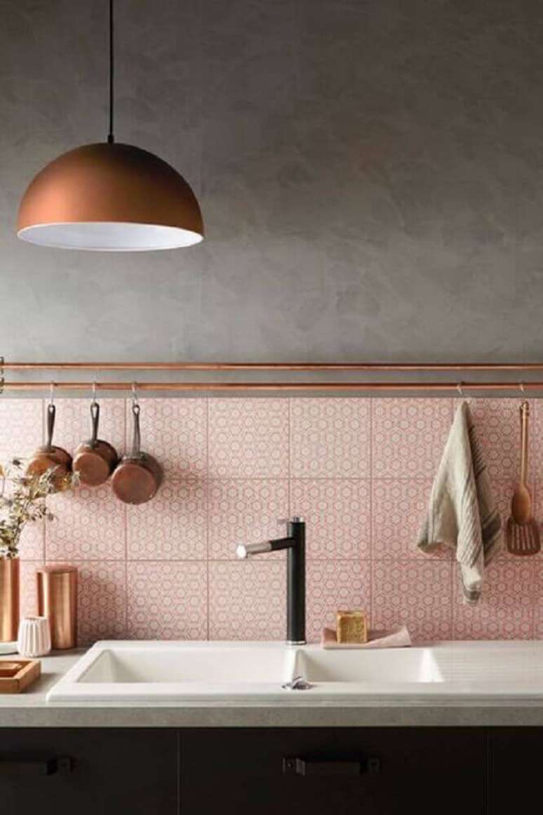6. O azulejo para cozinha em tom de rosa trouxe mais delicadeza ao ambiente.