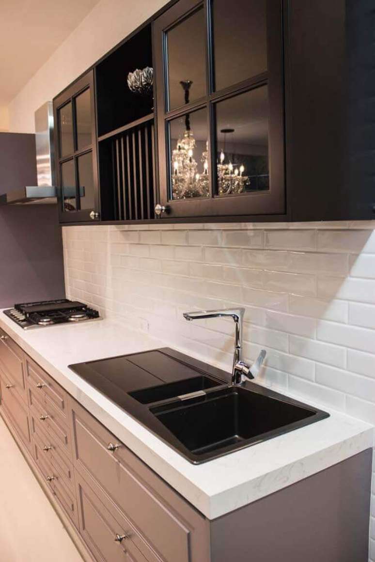 34.  O azulejo para cozinha em estilo tijolinho deixa o ambiente muito charmoso.