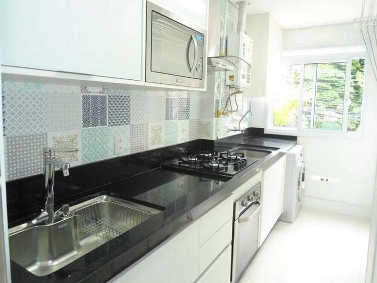 29. O azulejo para cozinha estampado combina perfeitamente com o estilo clean do ambiente.